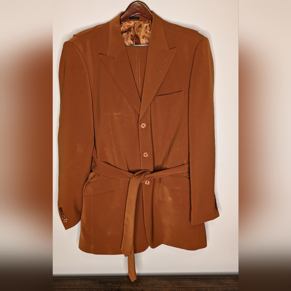 Suit - Picture 3 of 8